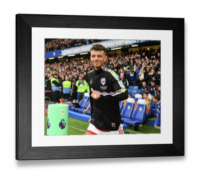 Framed Print : Arsenal's Ben White Faces Off Against Chelsea at Stamford Bridge (2022-23 Premier League)