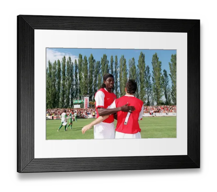 Framed Print : Emmanuel Adebayor and Cesc Fabregas (Arsenal) Framed Print : Emmanuel Adebayor and Cesc Fabregas (Arsenal)