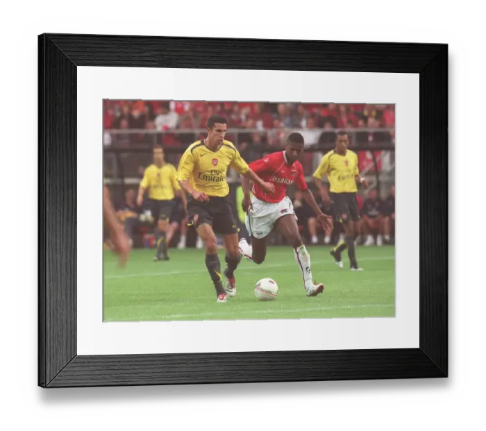 Framed Print : Arsenal's Pre-Season Triumph: A 3-0 Victory Over AZ Alkmaar (2006-07)