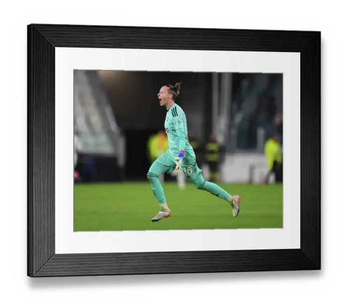Framed Print : Juventus Women Outlast Arsenal Women in UEFA Champions League Showdown