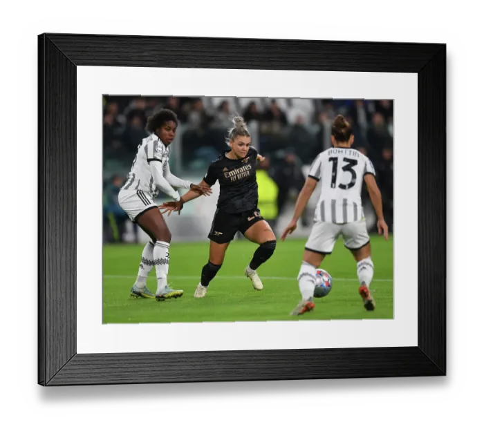 Framed Print : Battle in Group C: Juventus vs. Arsenal - UEFA Women's Champions League