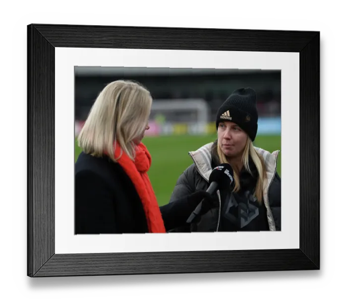 Framed Print : Arsenal's Beth Mead at Half-Time in FA WSL Clash Against Everton