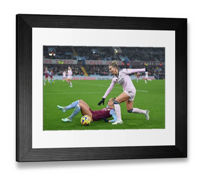 Framed Print : Steph Catley in Action: Arsenal vs. Aston Villa - Barclays Women's Super League