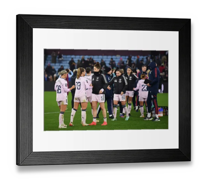 Framed Print : Arsenal's Jennifer Beattie Celebrates at Villa Park after Aston Villa vs Arsenal (2022-23 Barclays Women's Super League)