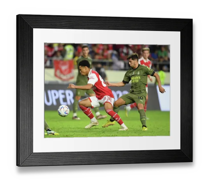 Framed Print : Arsenal's Ethan Nwaneri Outmaneuvers AC Milan's Brahim Diaz in Dubai Super Cup Clash