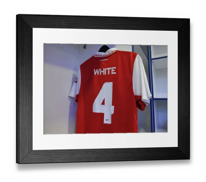 Framed Print : Arsenal FC vs AC Milan: Pre-Match Scene - Arsenal Changing Room, Dubai Super Cup