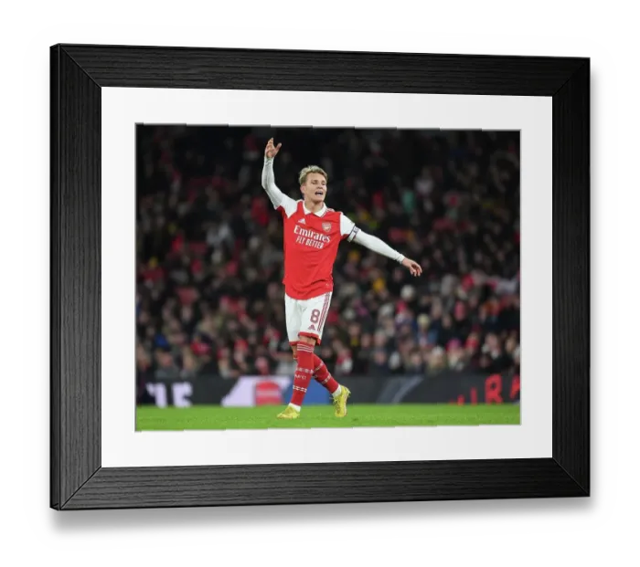 Framed Print : Arsenal vs Juventus: 2022-23 Friendly Showdown at Emirates Stadium
