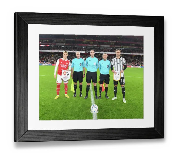 Framed Print : Arsenal vs Juventus: Pennant Exchange at the Emirates Stadium (2022-23)