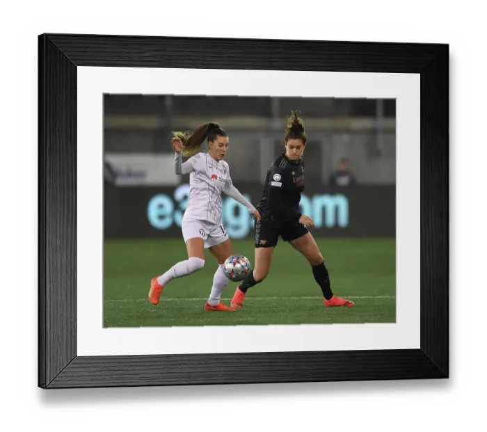 Framed Print : Arsenal's Jennifer Beattie Closes In on FC Zurich's Seraina Piubel in UEFA Champions League Action