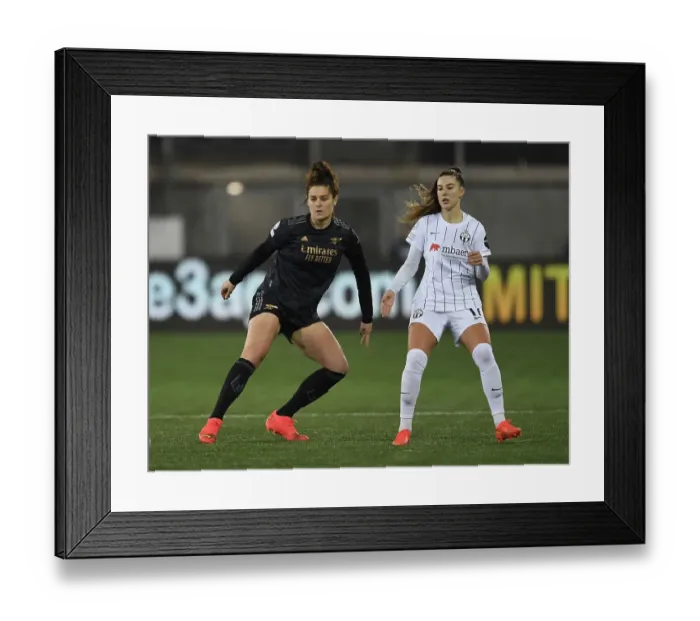 Framed Print : Arsenal's Jennifer Beattie Closes In on FC Zurich's Piubel in UEFA Champions League Clash