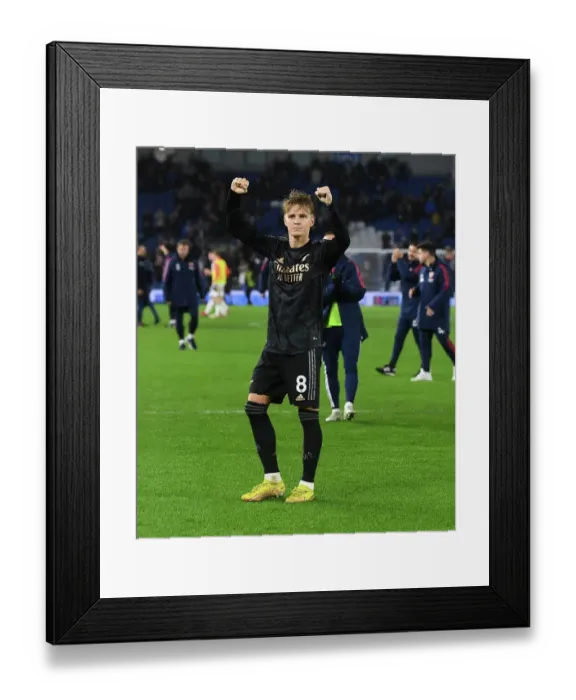 Framed Print : Arsenal Celebrate New Year's Eve Victory Over Brighton & Hove Albion Framed Print : Arsenal Celebrate New Year's Eve Victory Over Brighton & Hove Albion