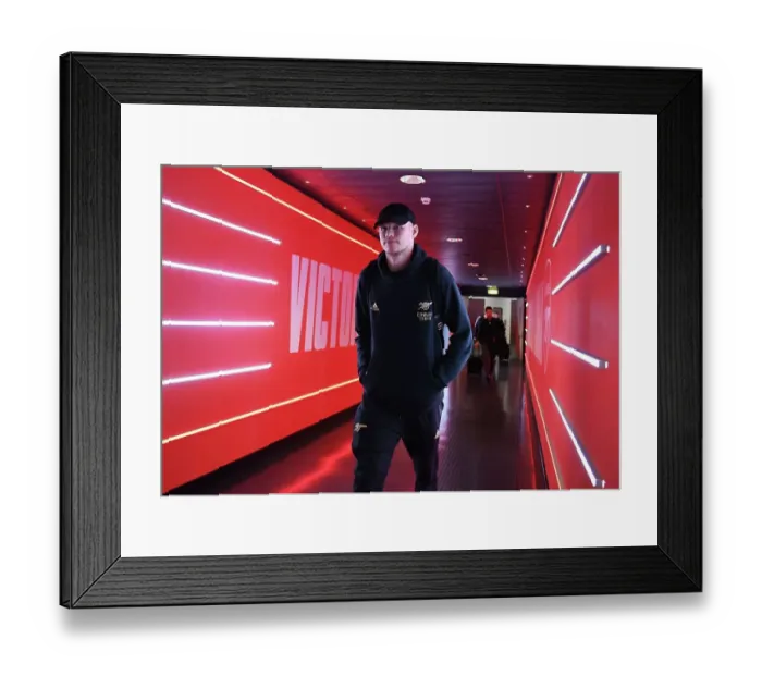 Framed Print : Arsenal's Aaron Ramsdale Prepares for Newcastle United Clash in Premier League Framed Print : Arsenal's Aaron Ramsdale Prepares for Newcastle United Clash in Premier League