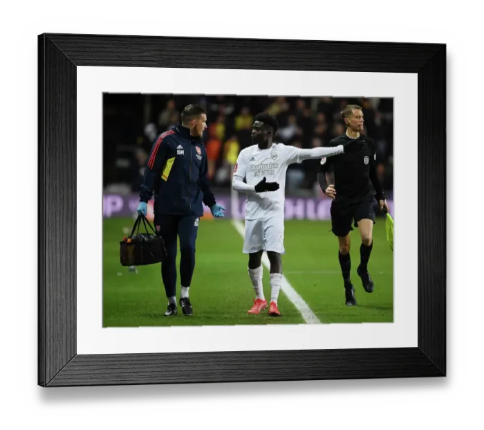 Framed Print : Arsenal's Bukayo Saka Receives Treatment from Physio during Oxford United FA Cup Clash Framed Print : Arsenal's Bukayo Saka Receives Treatment from Physio during Oxford United FA Cup Clash