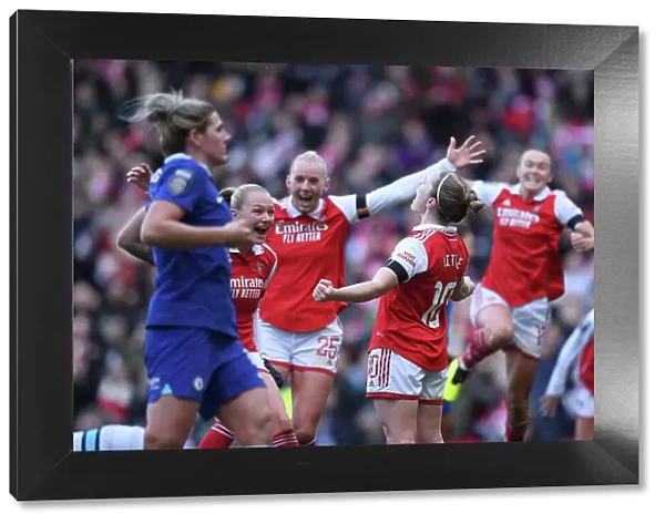 Arsenal Women Take Early Lead: Kim Little Scores Stunner Against Chelsea in FA Super League