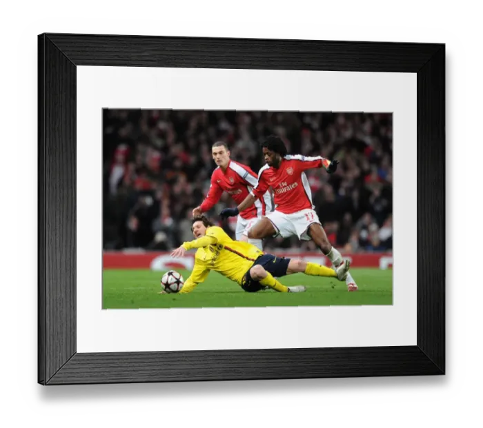 Framed Print : Alex Song (Arsenal) Lionel Messi (Barcelona). Arsenal 2: 2 Barcelona, UEFA Champions League Framed Print : Alex Song (Arsenal) Lionel Messi (Barcelona). Arsenal 2: 2 Barcelona, UEFA Champions League