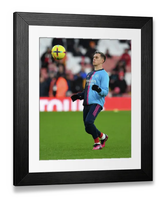 Framed Print : Arsenal vs Manchester United: Leandro Trossard Warms Up Ahead of Premier League Clash (2022-23) Framed Print : Arsenal vs Manchester United: Leandro Trossard Warms Up Ahead of Premier League Clash (2022-23)