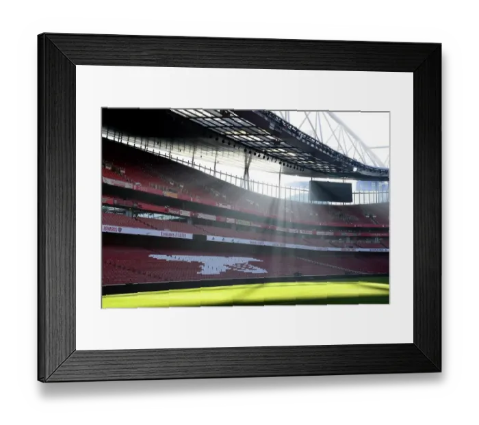Framed Print : Arsenal vs Manchester United: Premier League Showdown at Emirates Stadium