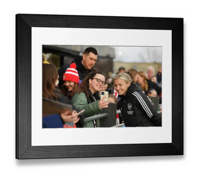 Framed Print : Arsenal Women's FA Cup Victory: Leah Williamson Celebrates with Adoring Fans
