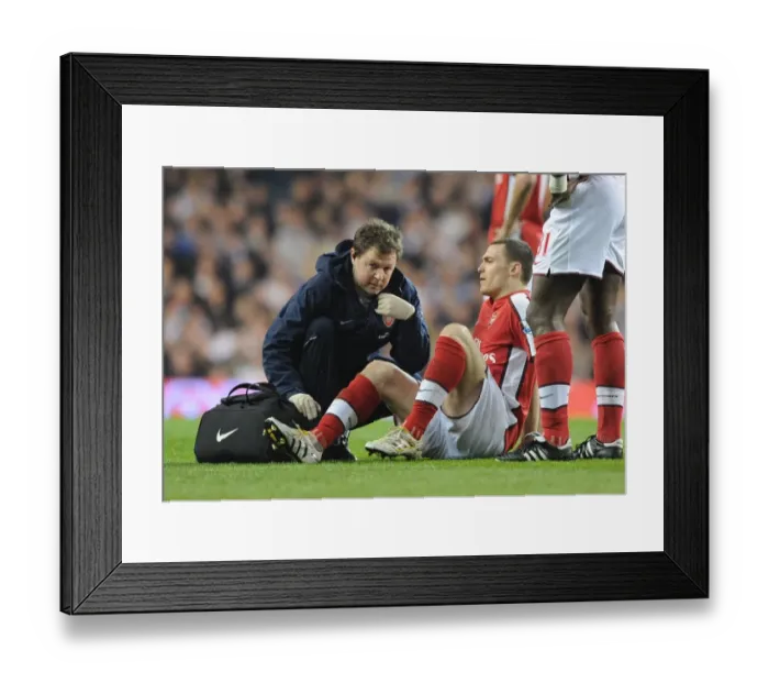 Framed Print : Arsenal physio Colin Lewin treats Thomas Vermaelen. Tottenham Hotspur 2: 1 Arsenal
