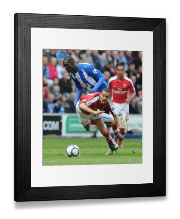 Framed Print : Craig Eastmond (Arsenal) Mohamed Diame (Wigan). Wigan Athletic 3: 2 Arsenal Framed Print : Craig Eastmond (Arsenal) Mohamed Diame (Wigan). Wigan Athletic 3: 2 Arsenal