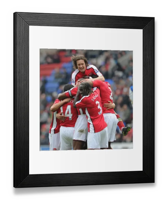 Framed Print : Mikael Silvestre celebrates scoring the 2nd Arsenal goal with Theo Walcott