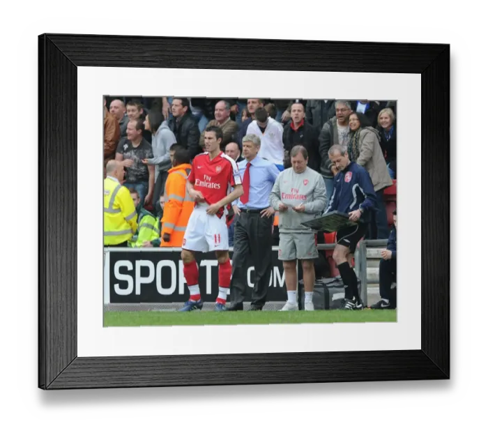 Framed Print : Arsenal manager Arsene Wenger with substitute Robin van Persie. Wigan Athletic 3