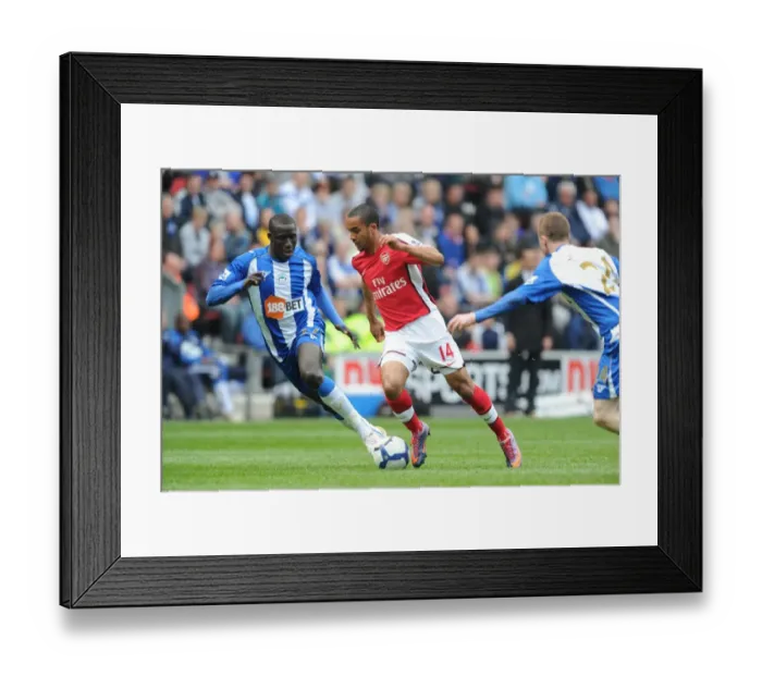 Framed Print : Theo Walcott (Arsenal) Mohamed Diame (Wigan). Wigan Athletic 3: 2 Arsenal Framed Print : Theo Walcott (Arsenal) Mohamed Diame (Wigan). Wigan Athletic 3: 2 Arsenal