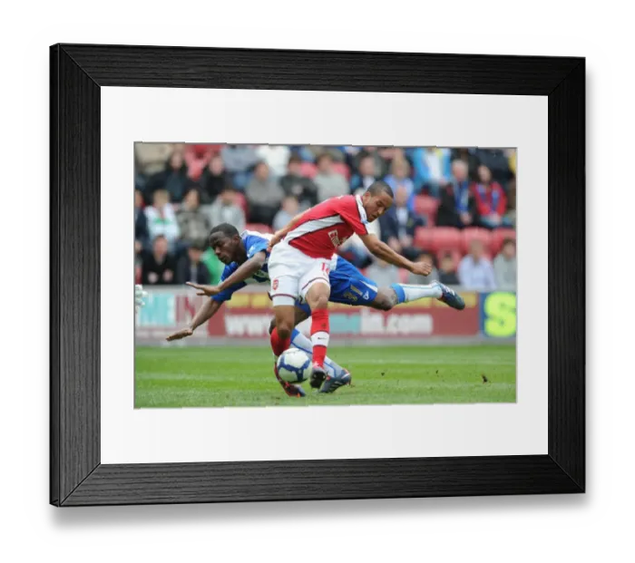Framed Print : Theo Walcott's Thrilling Comeback Goal: Arsenal's Dramatic 3-2 Victory (FA Premier League, 18 / 4 / 2010)