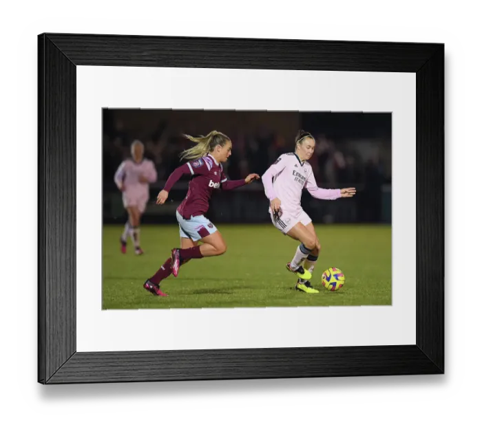 Framed Print : Arsenal's Caitlin Foord in Action against West Ham United in Barclays Women's Super League