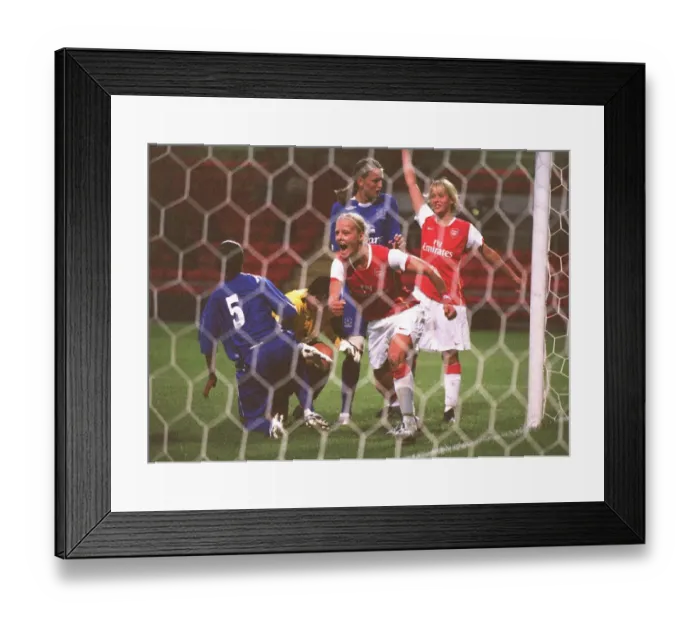 Framed Print : Katie Chapman scores Arsenals 2nd goal