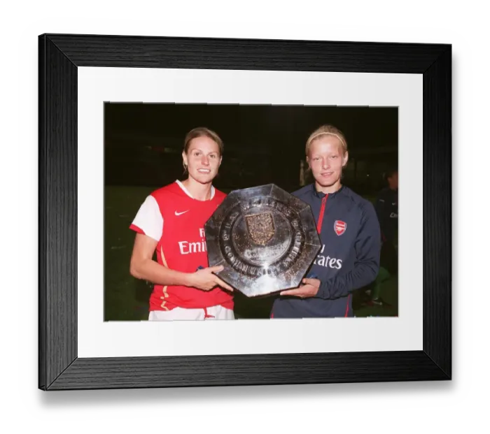 Framed Print : Kelly Smitha and Katie Chapman (Arsenal Ladies) with the Community Shield