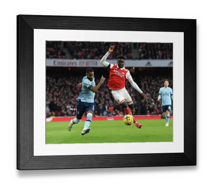 Framed Print : Arsenal vs Brentford: Bukayo Saka Faces Off Against Rico Henry