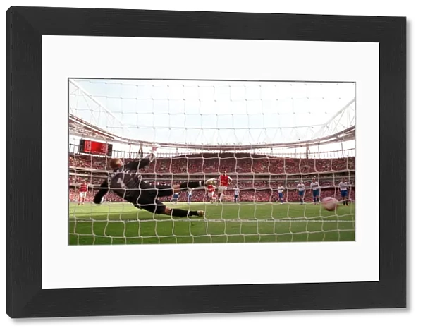 Thierry Henry scores Arsenals goal from the penalty spot