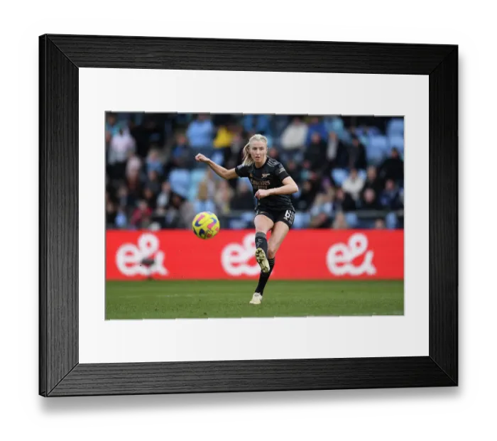 Framed Print : Arsenal's Leah Williamson Goes Head-to-Head with Manchester City in FA Women's Super League Clash
