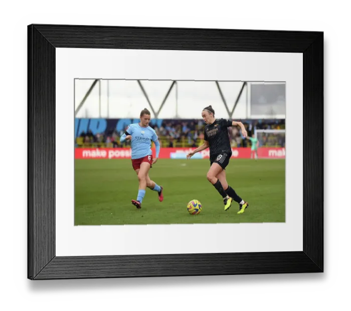 Framed Print : Arsenal's Caitlin Foord Fights Past Manchester City Defender in FA Women's Super League Clash