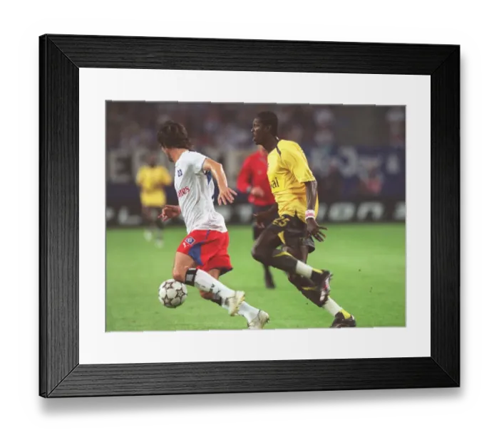 Framed Print : Emmanual Adebayor (Arsenal) Raphael Wicky (Hamburg) Framed Print : Emmanual Adebayor (Arsenal) Raphael Wicky (Hamburg)