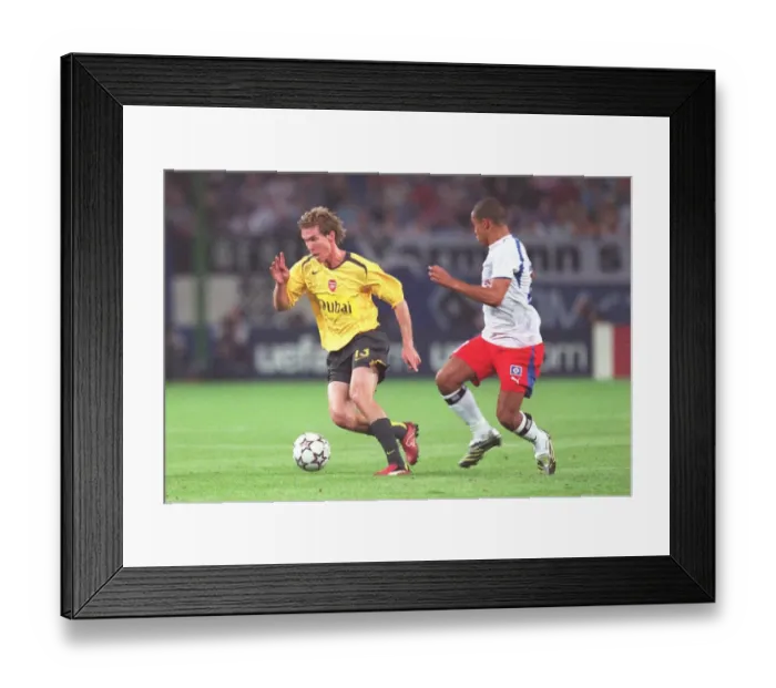 Framed Print : Alex Hleb (Arsenal) Nigel De Jong (Hamburg) Framed Print : Alex Hleb (Arsenal) Nigel De Jong (Hamburg)