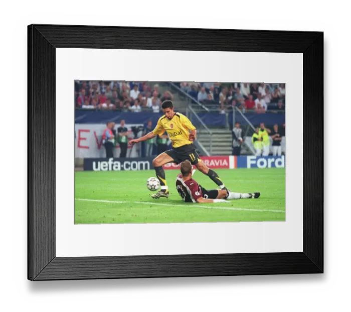 Framed Print : Robin van Persie is tripped by Hamburg goalkeeper Sasha Kirschstein for the Arsenal penalty Framed Print : Robin van Persie is tripped by Hamburg goalkeeper Sasha Kirschstein for the Arsenal penalty
