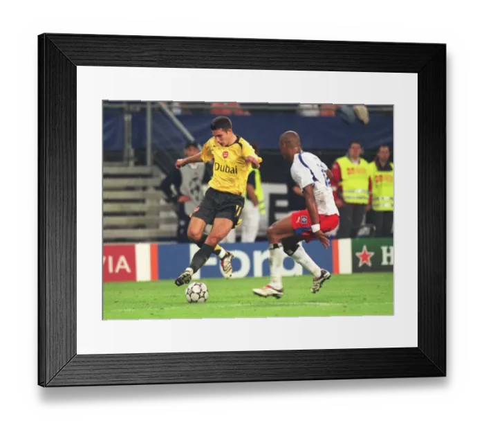 Framed Print : Robin van Persie (Arsenal) Vincent Kompany (Hamburg)
