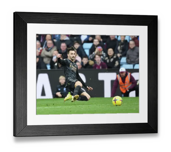 Framed Print : Fabio Vieira Sets Up Martinelli's Goal: Arsenal Crush Aston Villa 4-0 in Premier League