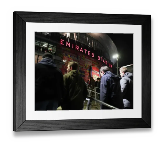 Framed Print : Arsenal vs Everton: Premier League Showdown at Emirates Stadium