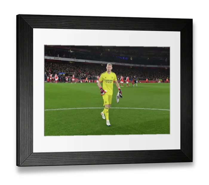 Framed Print : Arsenal's Aaron Ramsdale Gears Up for Arsenal vs. Everton Clash at Emirates Stadium