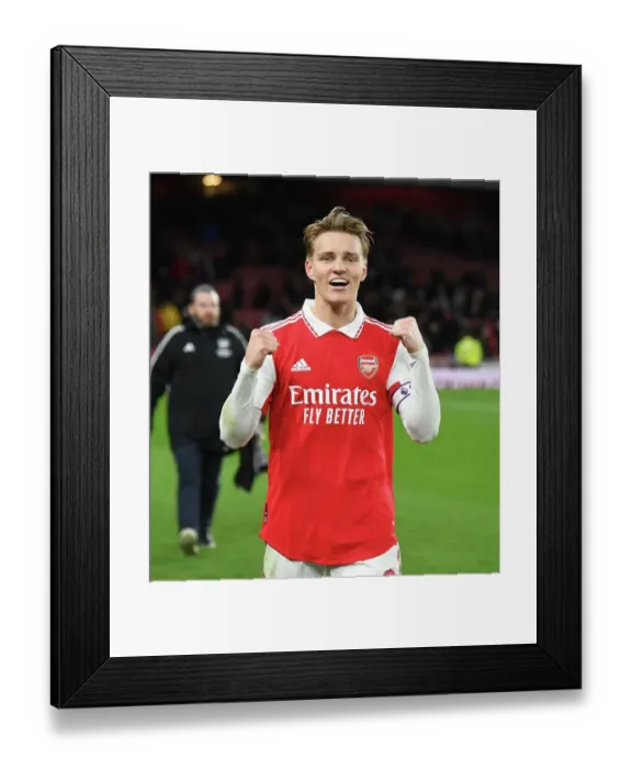 Framed Print : Arsenal Celebrate Victory: Martin Odegaard Leads the Way vs. Everton (2022-23)