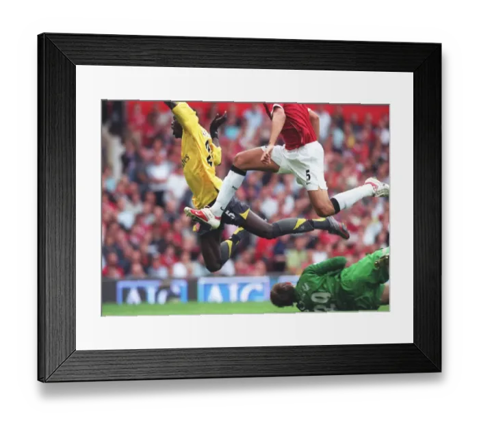 Framed Print : Emmanuel Adebayor is tripped by Manchester United goalkeeper Tomaz Kuszczak for the Arsenal penalty