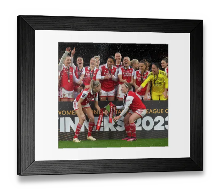 Framed Print : Arsenal Women Celebrate FA WSL Cup Triumph: Leah Williamson and Kim Little Lift the Trophy