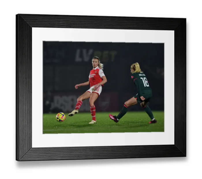 Framed Print : Arsenal Women vs Liverpool Women: FA Women's Super League Clash - Leah Williamson in Action (2022-23)