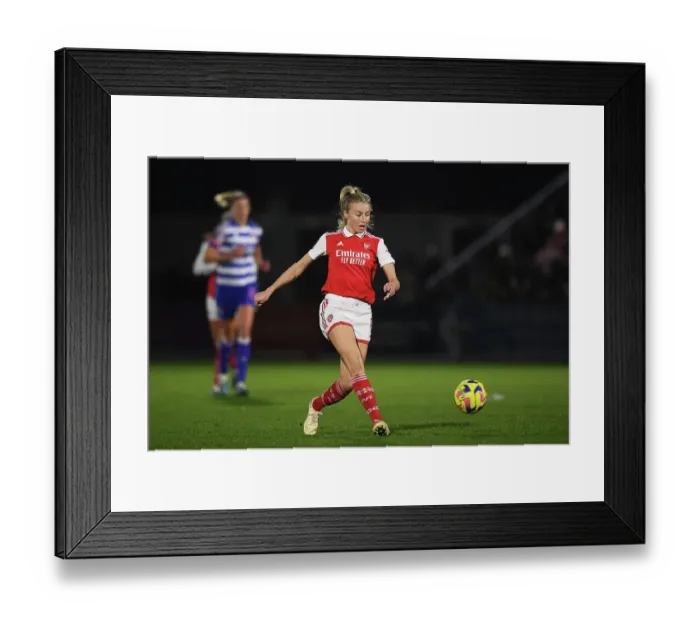 Framed Print : Arsenal Women vs. Reading: Leah Williamson Passes in FA WSL Clash
