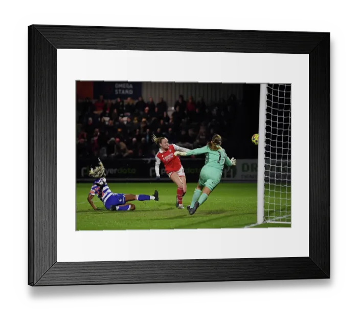 Framed Print : Frida Maanum Scores Second Goal: Arsenal Women's Super League Victory over Reading