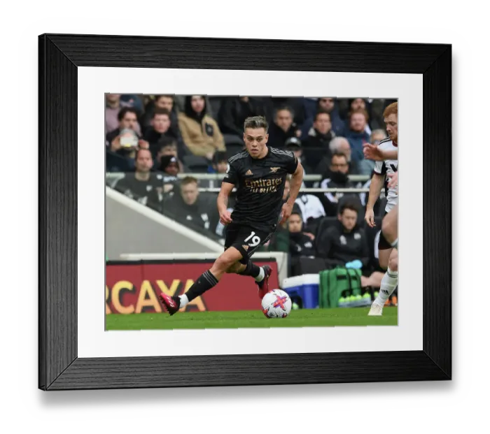 Framed Print : Arsenal's Leandro Trossard in Action: Fulham vs Arsenal (2022-23) Framed Print : Arsenal's Leandro Trossard in Action: Fulham vs Arsenal (2022-23)