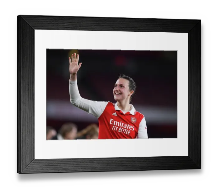 Framed Print : Arsenal's Lotte Wubben-Moy Bids Farewell after Quarter-Final Exit vs Bayern Munich